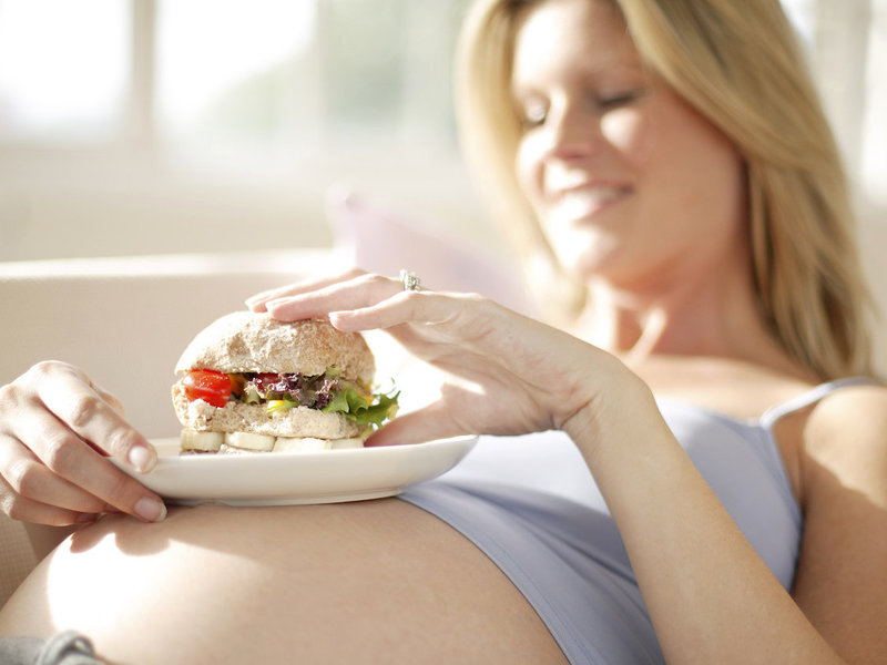 Hạn chế thức ăn nhanh trong suốt thời gian mang thai